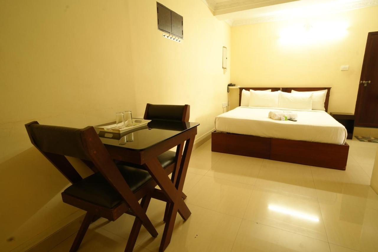 K V Suites Kochi Buitenkant foto