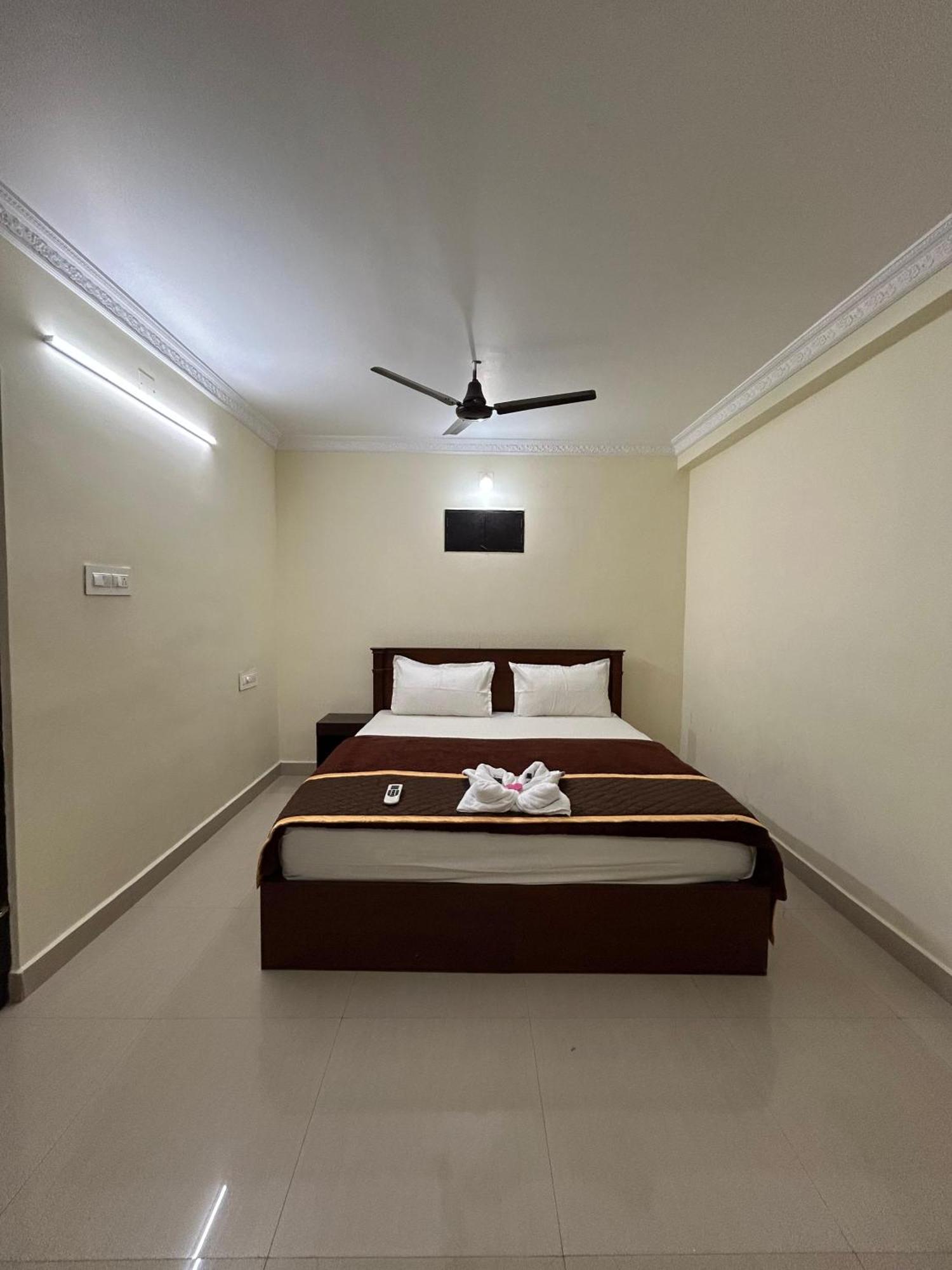 K V Suites Kochi Buitenkant foto